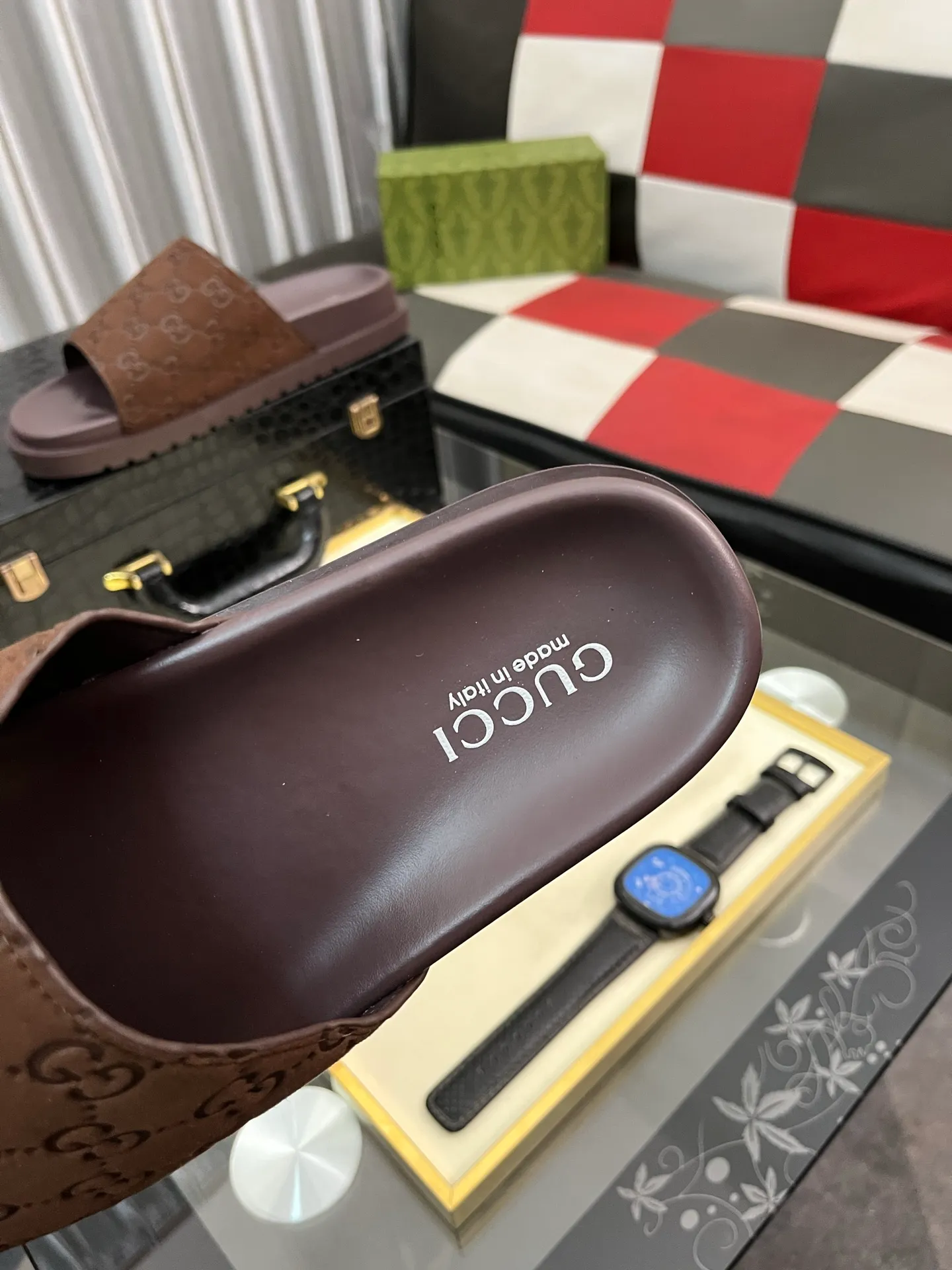 Men's shoes 💰320⌚️⌚️ (gucci-Gucci) New men's slippers, high-end boutique, made of cowhide, with exquisite embossed logo decoration on the upper, fine workmanship, super soft soles, casual, loose and comfortable, a must-have in summer! \nsize：38-44